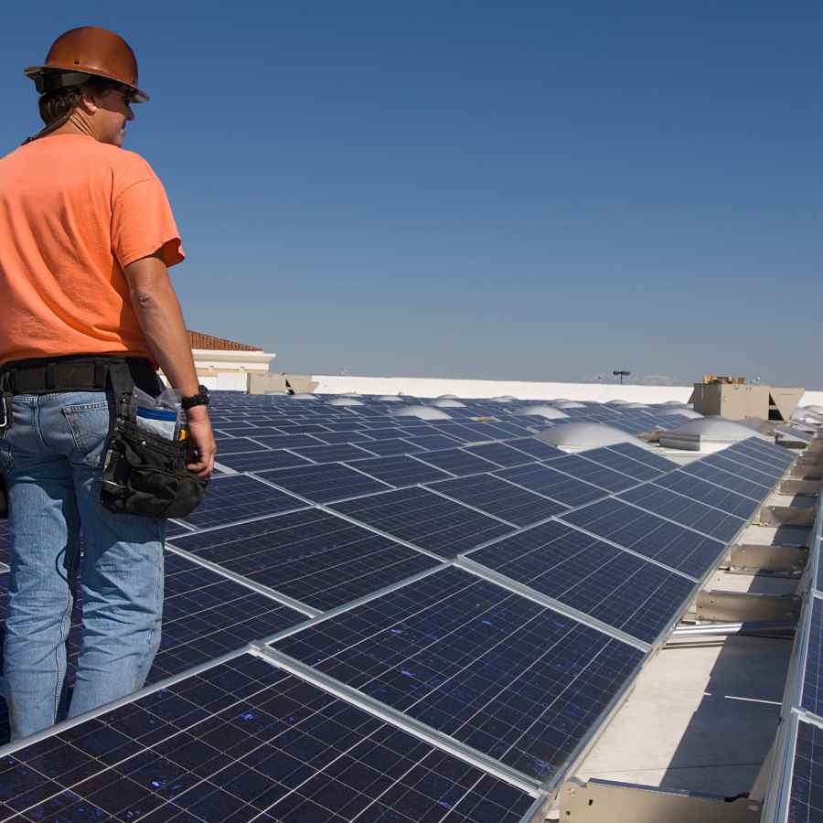 Entretien de panneaux solaires sur un toit à Castres