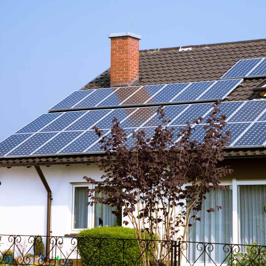 Nettoyage de panneaux solaires sur le toit d'une maison près de Gaillac